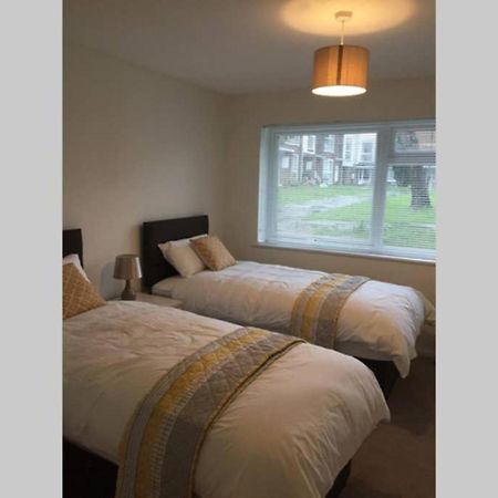 2-Bed Sleeps 4 Comfy For Contractors With Free Parking In Crawley Near Gatwick Manor Royal Refurbished Apartamento Exterior foto