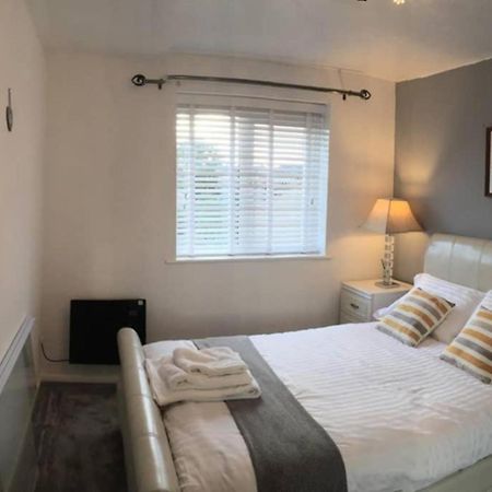 2-Bed Sleeps 4 Comfy For Contractors With Free Parking In Crawley Near Gatwick Manor Royal Refurbished Apartamento Exterior foto