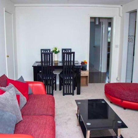 2-Bed Sleeps 4 Comfy For Contractors With Free Parking In Crawley Near Gatwick Manor Royal Refurbished Apartamento Exterior foto