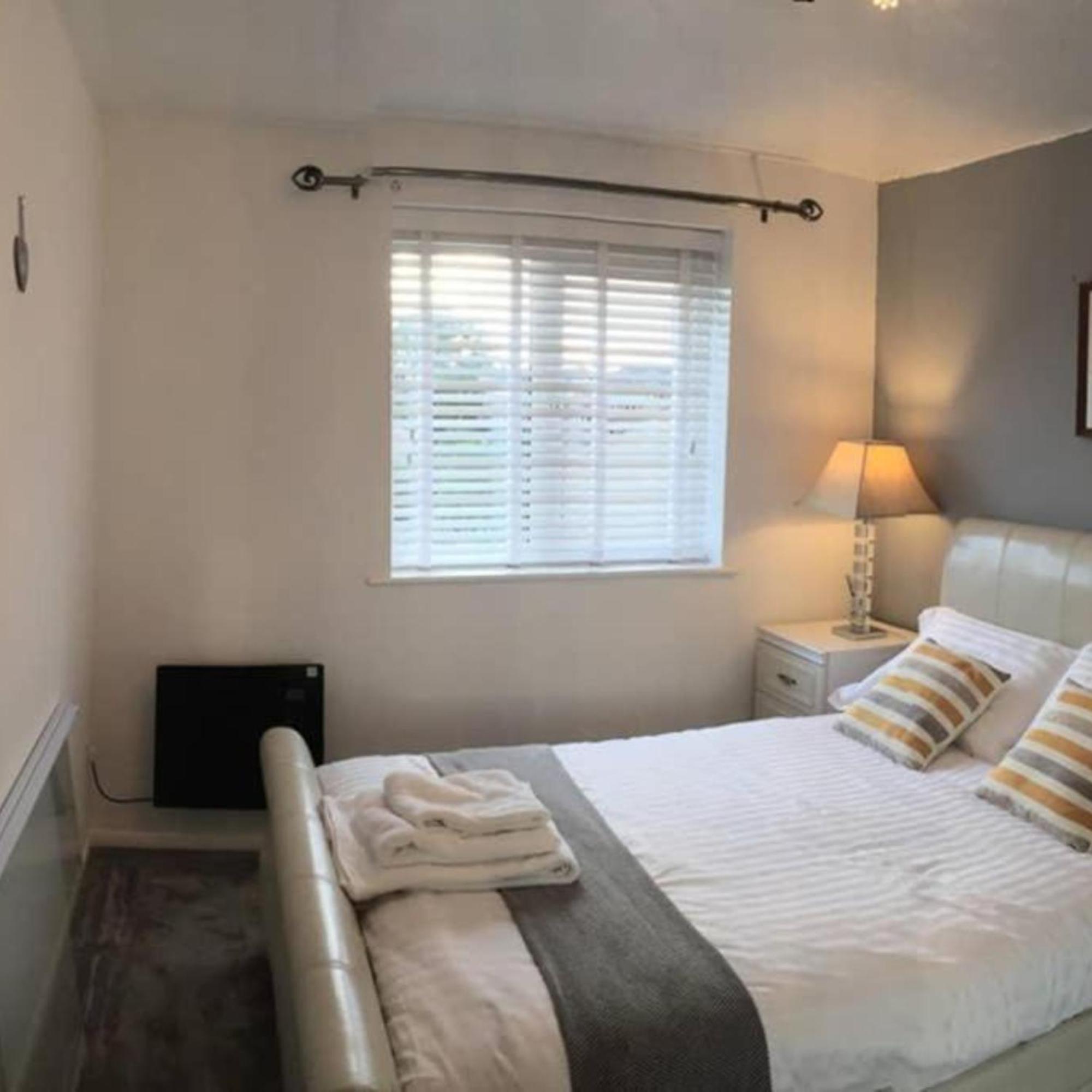 2-Bed Sleeps 4 Comfy For Contractors With Free Parking In Crawley Near Gatwick Manor Royal Refurbished Apartamento Exterior foto