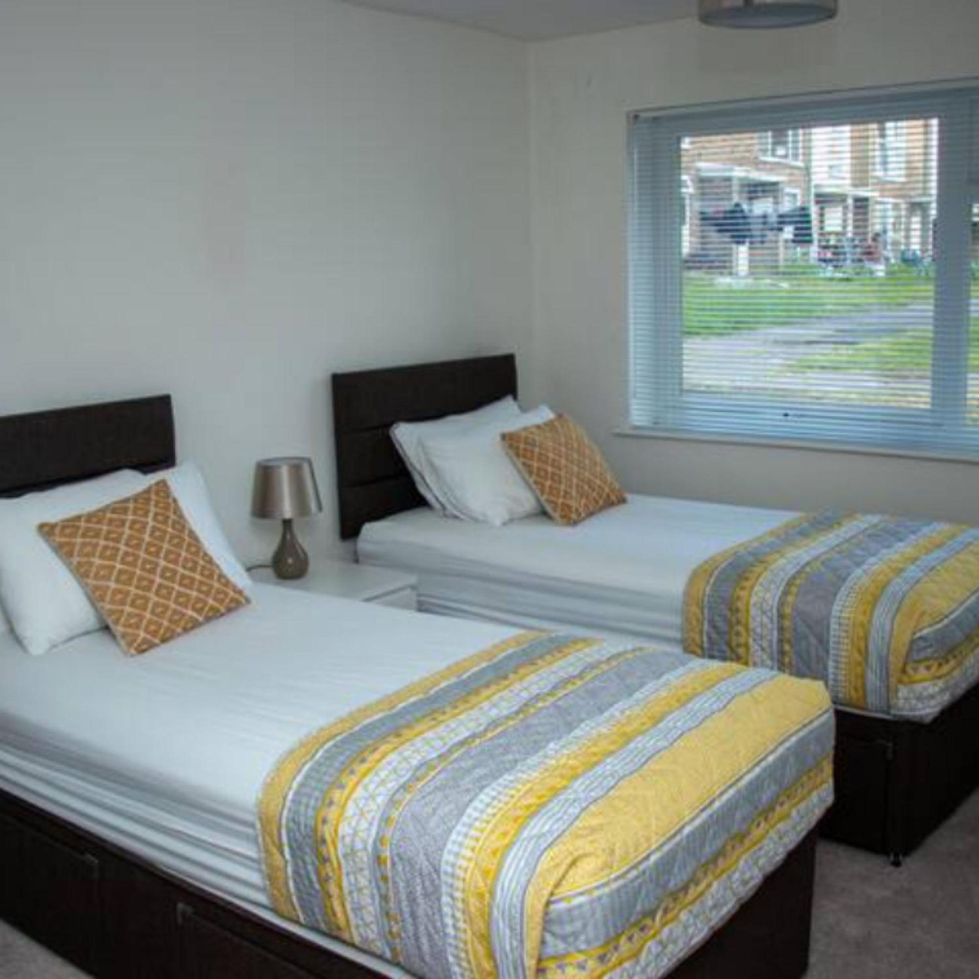 2-Bed Sleeps 4 Comfy For Contractors With Free Parking In Crawley Near Gatwick Manor Royal Refurbished Apartamento Exterior foto