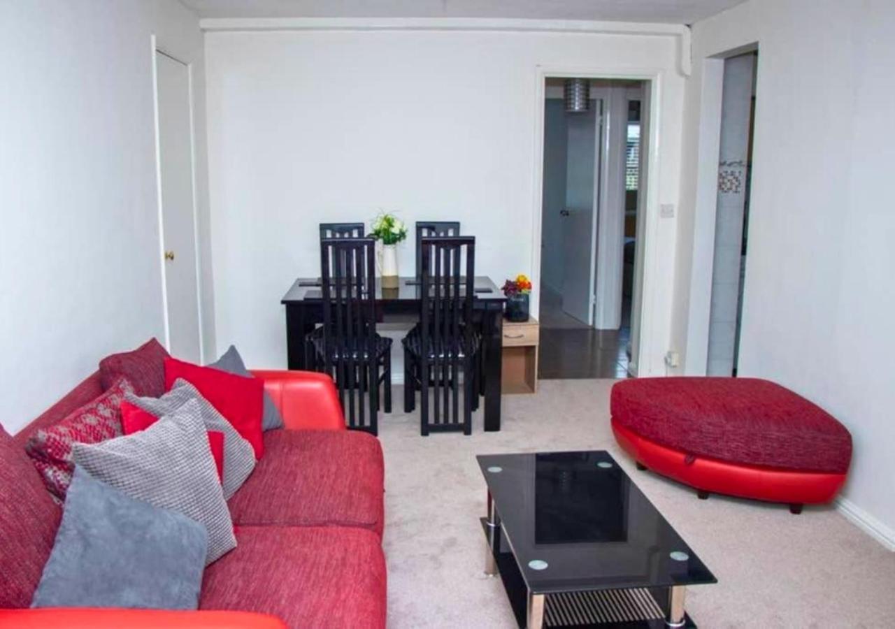 2-Bed Sleeps 4 Comfy For Contractors With Free Parking In Crawley Near Gatwick Manor Royal Refurbished Apartamento Exterior foto