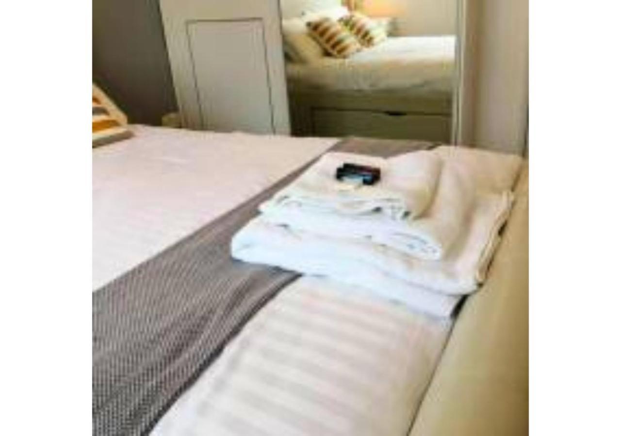 2-Bed Sleeps 4 Comfy For Contractors With Free Parking In Crawley Near Gatwick Manor Royal Refurbished Apartamento Exterior foto