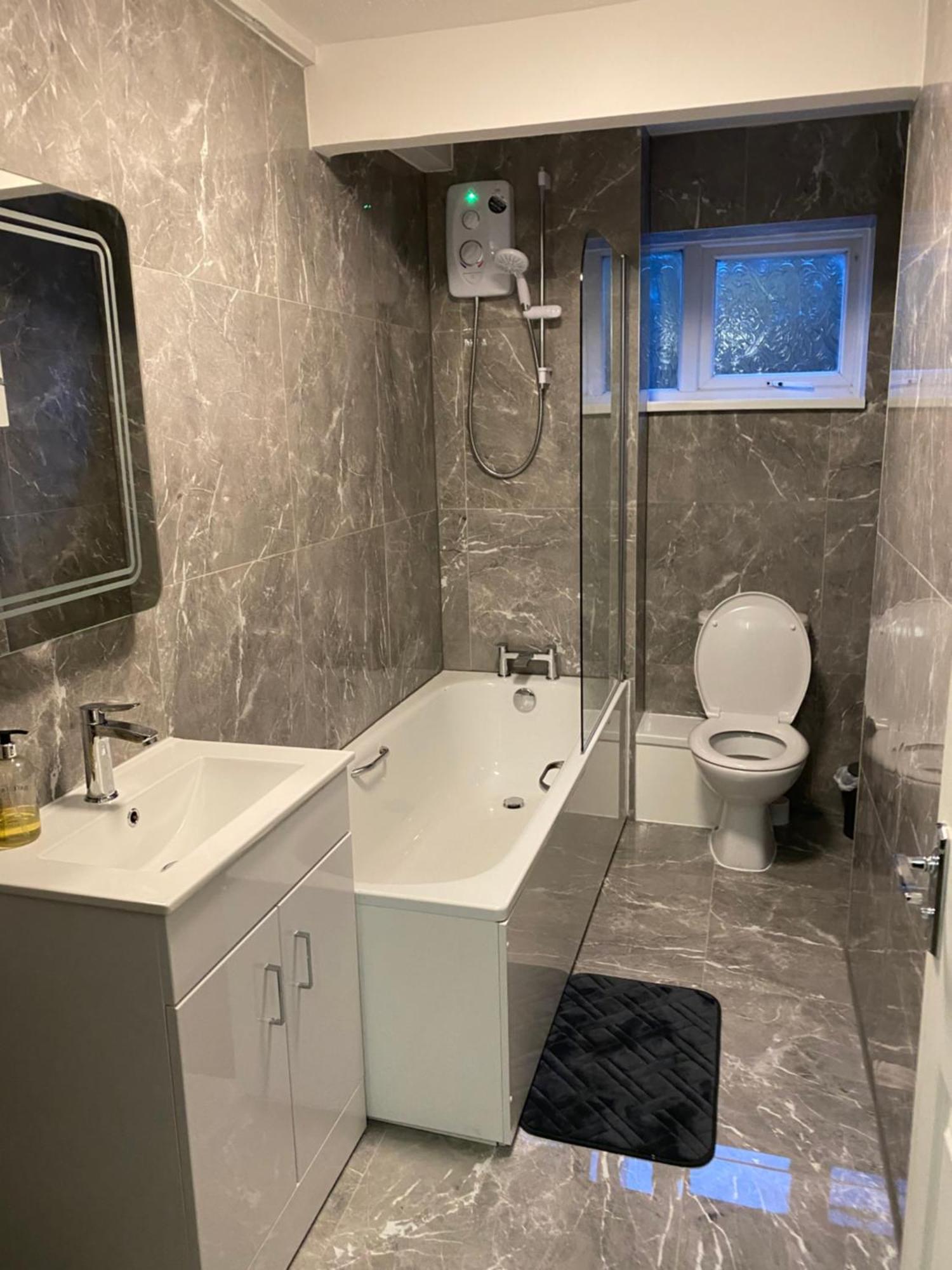2-Bed Sleeps 4 Comfy For Contractors With Free Parking In Crawley Near Gatwick Manor Royal Refurbished Apartamento Exterior foto