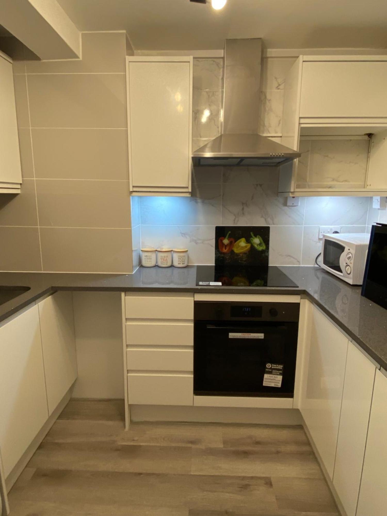 2-Bed Sleeps 4 Comfy For Contractors With Free Parking In Crawley Near Gatwick Manor Royal Refurbished Apartamento Exterior foto