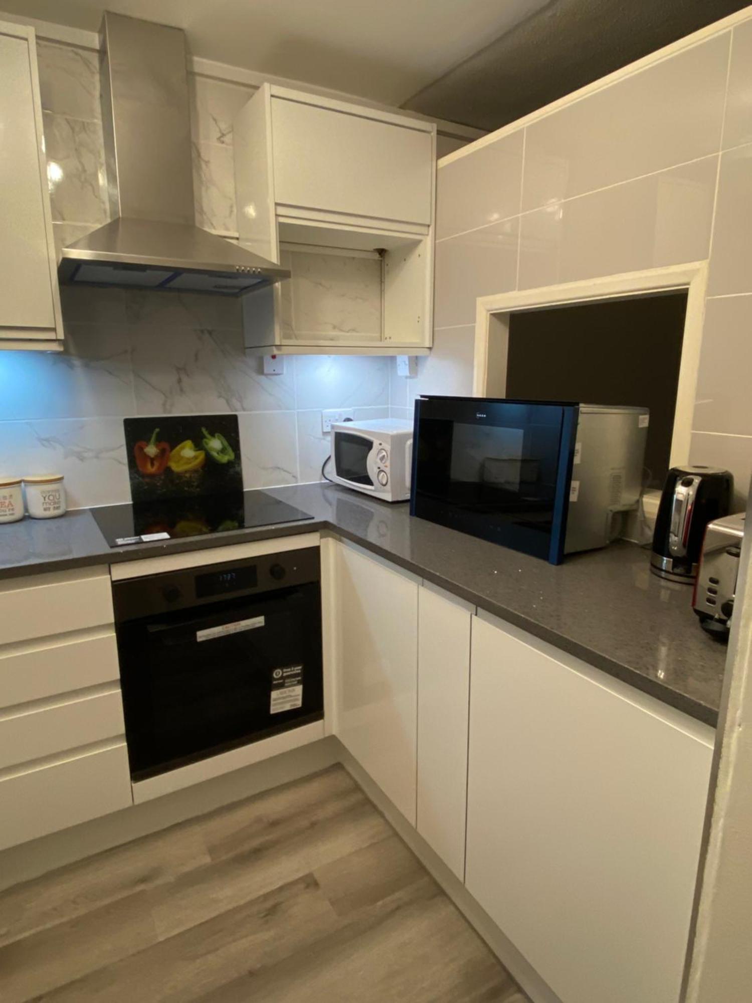2-Bed Sleeps 4 Comfy For Contractors With Free Parking In Crawley Near Gatwick Manor Royal Refurbished Apartamento Exterior foto