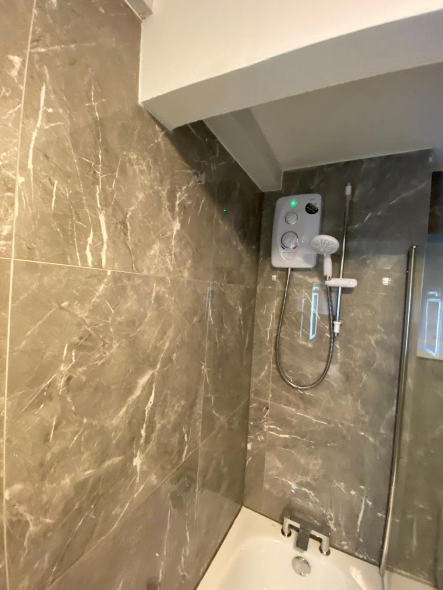 2-Bed Sleeps 4 Comfy For Contractors With Free Parking In Crawley Near Gatwick Manor Royal Refurbished Apartamento Exterior foto