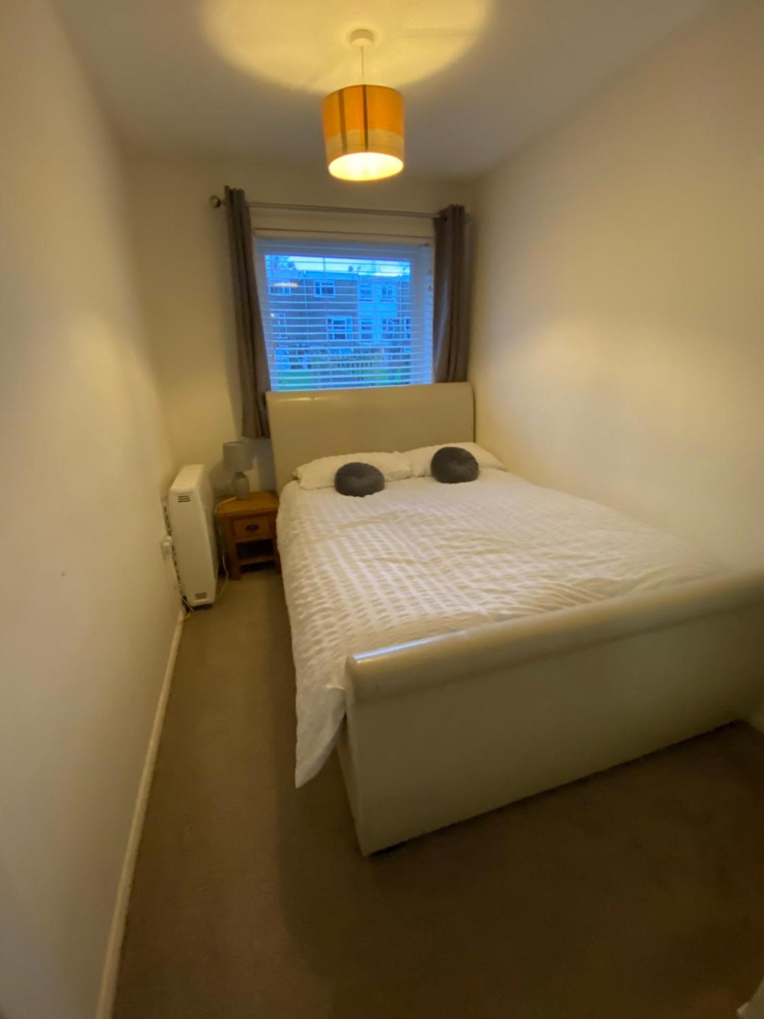 2-Bed Sleeps 4 Comfy For Contractors With Free Parking In Crawley Near Gatwick Manor Royal Refurbished Apartamento Exterior foto