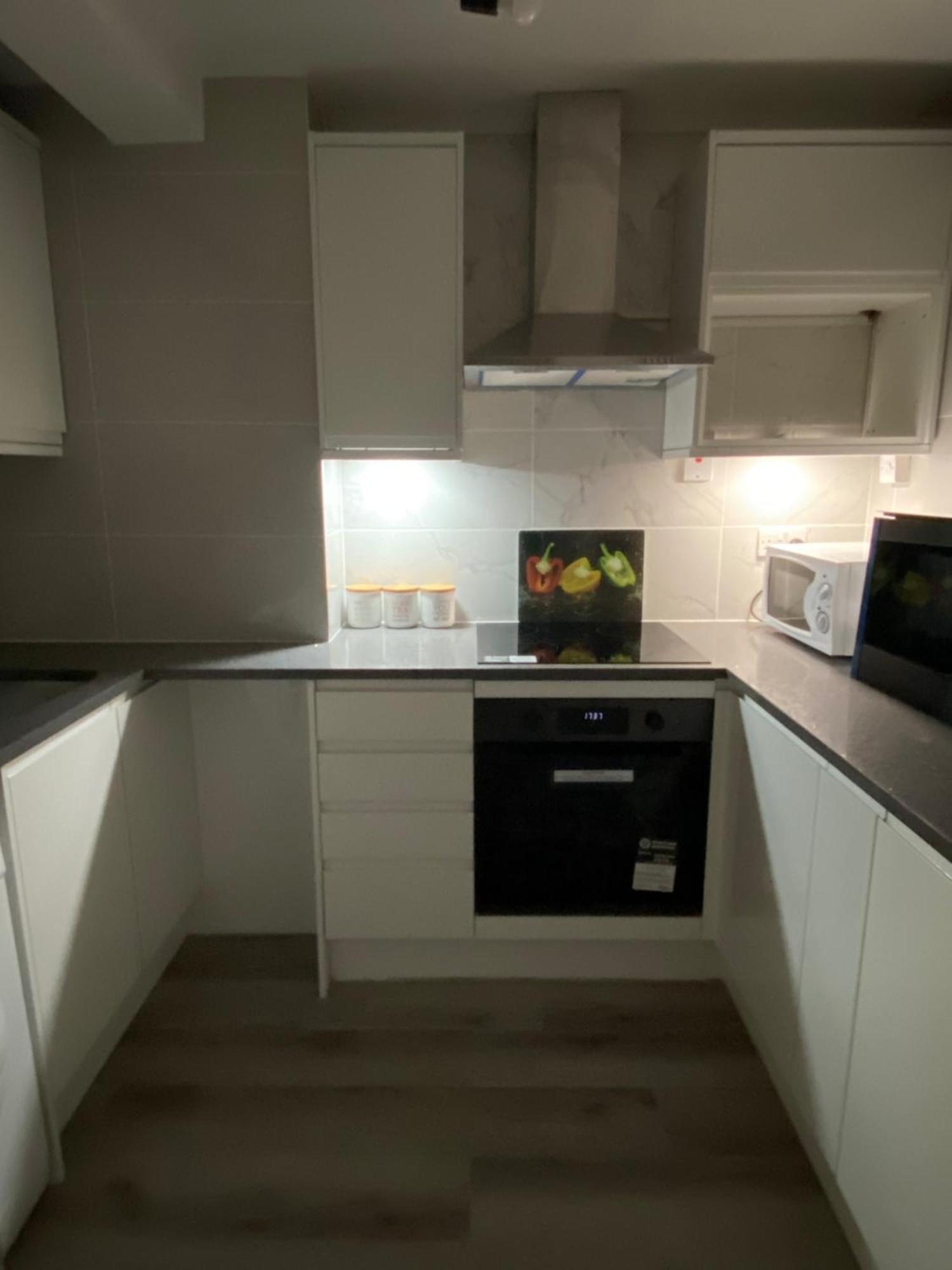 2-Bed Sleeps 4 Comfy For Contractors With Free Parking In Crawley Near Gatwick Manor Royal Refurbished Apartamento Exterior foto